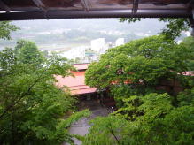 水明楼２階から中棚荘玄関の赤い屋根越しに千曲川が見える