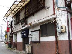 揚羽屋（あげはや）外観、往時、島崎藤村は揚羽屋の看板を書いている