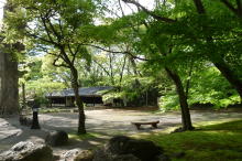 新緑に包まれた「藤村記念館」遠望