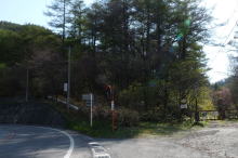 国道１４２号から山道の旧道入口