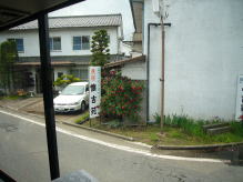 長七先生が下宿した西岡信義邸跡・現在の「民宿懐古苑」辺り（バス車中から撮影）