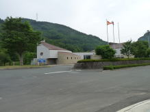 長野県立歴史館（道路の反対側から撮したもの）