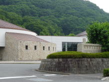 長野県立歴史館（道路側から撮したもの）